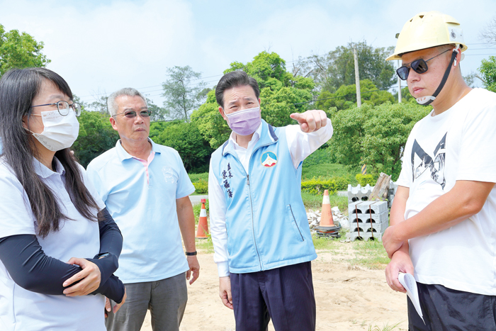 縣長陳福海前往金沙鎮沙溪青年住宅公共設施工程現場,關心施工進度。(薛子軒攝)