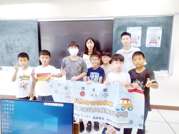 金門縣教育處暑假與國立臺北教育大學合作,在金湖鎮開瑄國民小學舉辦為期兩天一夜的「視覺影像辨識動手做工作坊」。(校方提供)