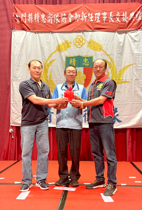 在縣府代理秘書長張瑞心監交下,原理事長李峻淯將印信交付第四任理事長王國代。(陳麗妤攝)