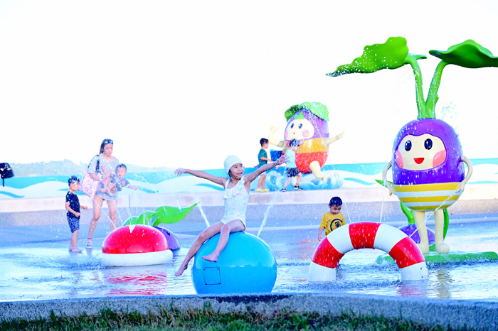 小朋友開心體驗習山湖公園戲水遊具。(烈嶼鄉公所提供)