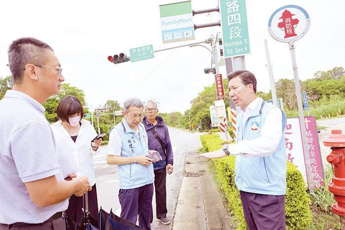 縣長陳福海日前前往部分易積淹水路段進行實地勘察。（薛子軒攝）