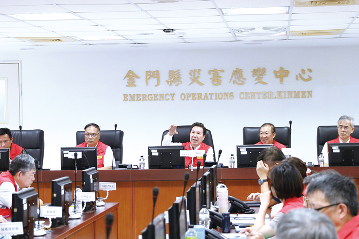 楊柳颱風來襲,縣長陳福海率各局處主官進駐災害應變中心。(薛子軒攝)