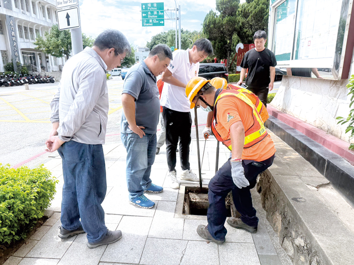 金城鎮做好防颱準備,會勘水溝並指示相關單位進行清淤。(金城鎮公所提供)