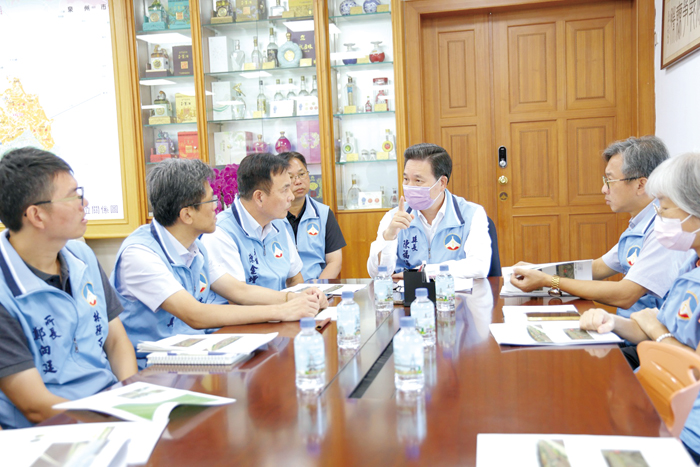 縣長陳福海主持「水頭港區景觀暨綠美化案」專案會議，與相關局處研議港區景觀提升方向。（薛子軒攝）