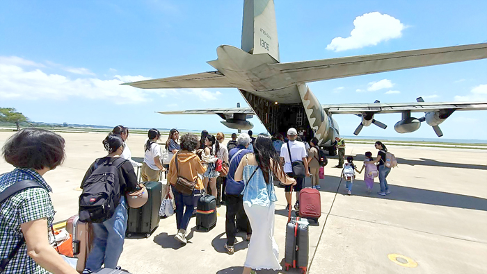 軍機疏運旅客。（民眾提供）