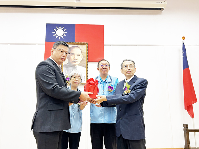 自來水廠舉行原、新任廠長佈達交接典禮，新廠長林建良（右一）接下印信就職。（許加泰攝）