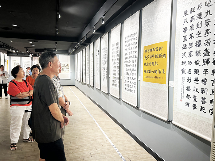 《筆墨書寫現代詩》詩與墨的融合會員展在文化局展出，來賓和參展作者一起參加開幕。（許加泰攝）