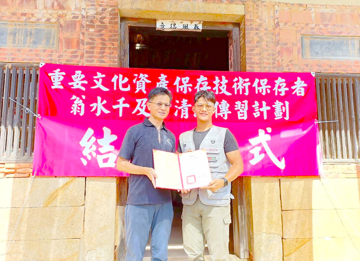 文化部文化資產局組長林旭彥（左）頒發結業證書予培訓學員。（文化局提供）