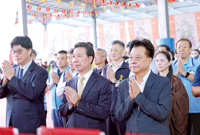 「2025年兩岸和平消災祈福超薦水陸大法會」開經祈福典禮昨日隆重啟建，縣長陳福海、議長洪允典、陸委會主委邱垂正等人共同出席。（薛子軒攝）
