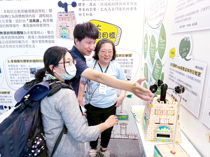 「守護臺灣歷險記」防災教育嘉年華，金門縣展出烈嶼國中師生設計的創意教案作品「追風雞」風向風力感測教具模組，成為現場矚目焦點。（教育處提供）