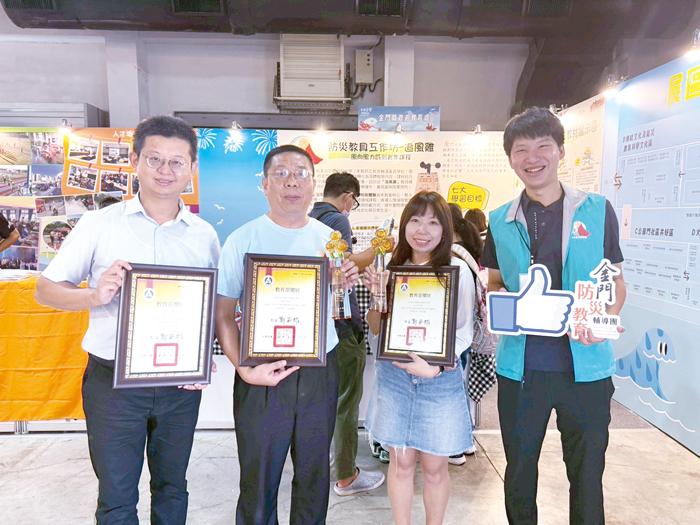 「守護臺灣歷險記」防災教育嘉年華，金門縣展出烈嶼國中師生設計的創意教案作品「追風雞」風向風力感測教具模組，成為現場矚目焦點。（教育處提供）