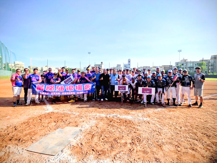 第二十八屆「823盃」全國慢速壘球錦標賽，獲獎隊伍合影。（許峻魁攝）