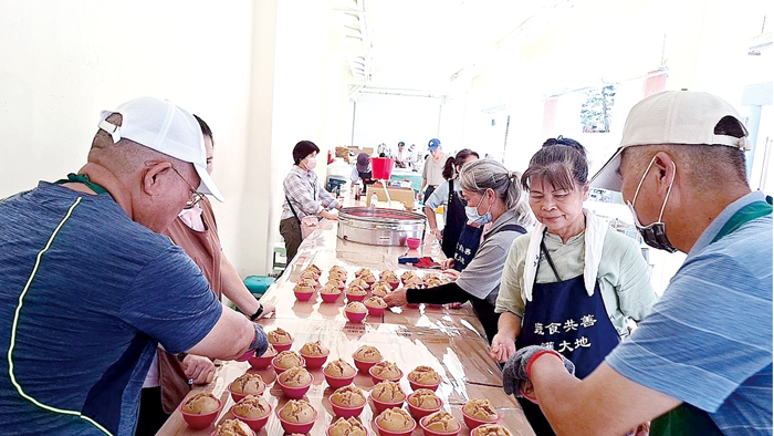 協助法會現場的插花協會義工、香積組義工及服務台的義工群默默奉獻照亮道場。(蔡麗玉攝)