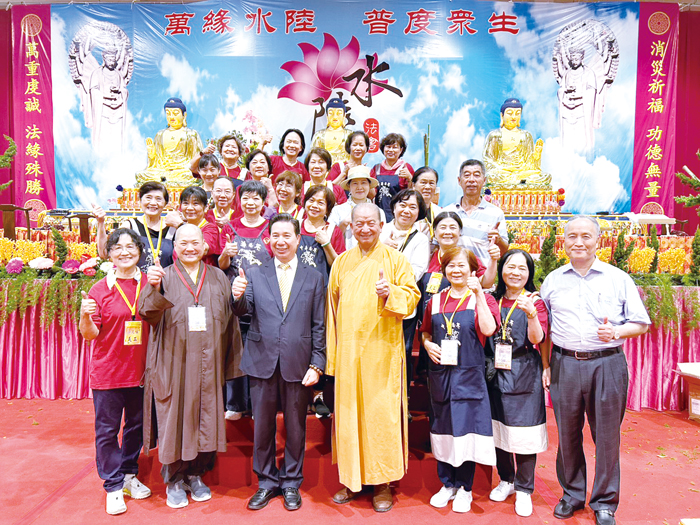 縣長陳福海慰問辛勞的法會義工們。(縣府提供)