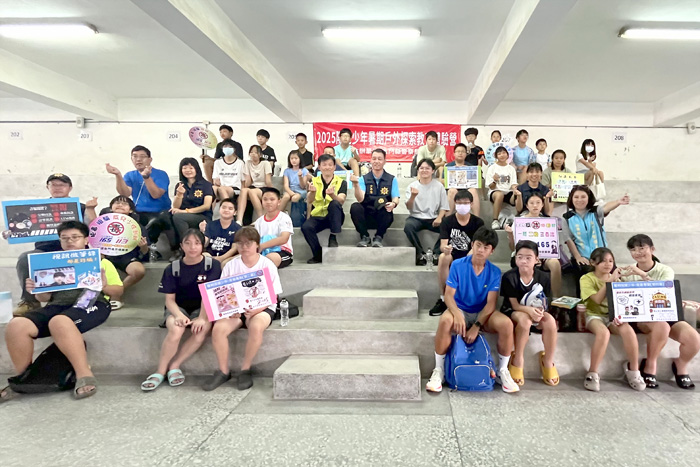 縣警局舉辦「2025陽光少年戶外探索教育體驗營」，活動結合水上SUP體驗與多元法治宣導課程，寓教於樂，並合照留念。（莊煥寧攝）