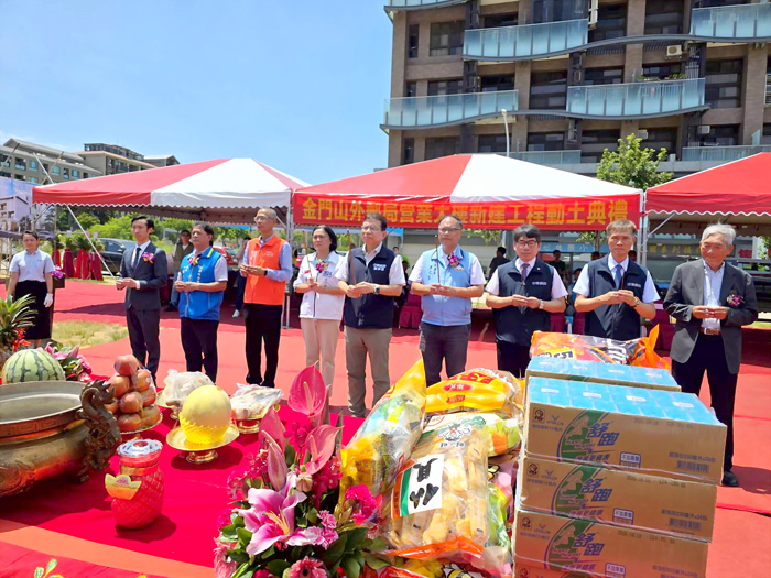 金門山外郵局營業大樓新建工程動土，上香祈福。（許峻魁攝）