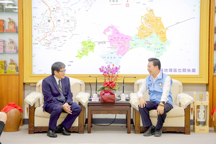 縣長陳福海感謝王世典院長任內對金門醫療的奉獻。
（薛子軒攝）