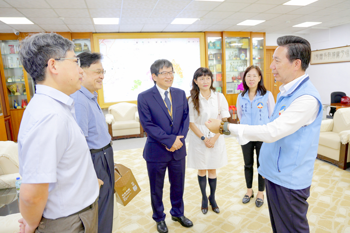 縣長陳福海感謝王世典院長任內對金門醫療的奉獻。
（薛子軒攝）