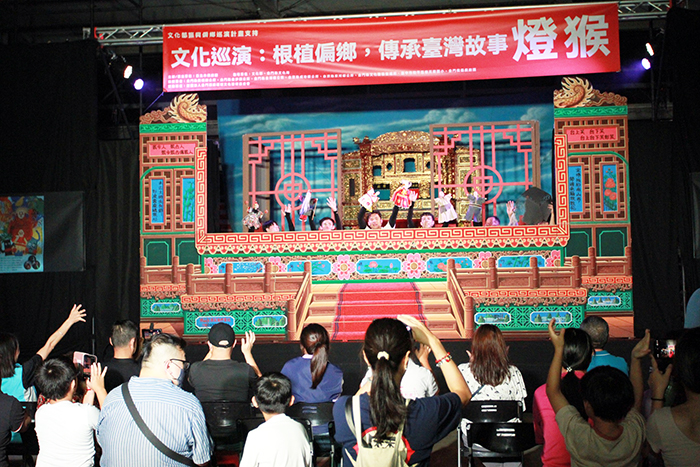 臺北木偶劇團2025夏季金門巡演，首場在烈嶼鄉演出，觀眾感受布袋戲的藝術魅力。（文化局提供）