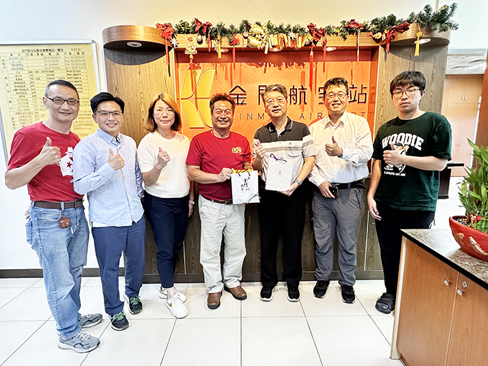 金大學務長董燊拜訪金門航空站主任林義勇，協商新生接機工作。
（金大提供）
