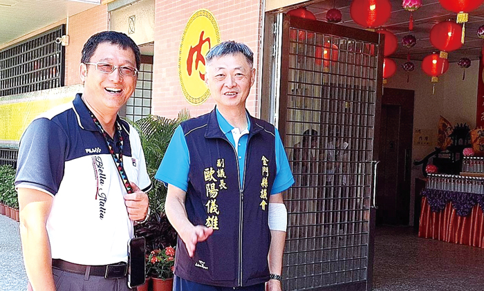 副議長歐陽儀雄向護法暨義工致意。（蔡麗玉攝）