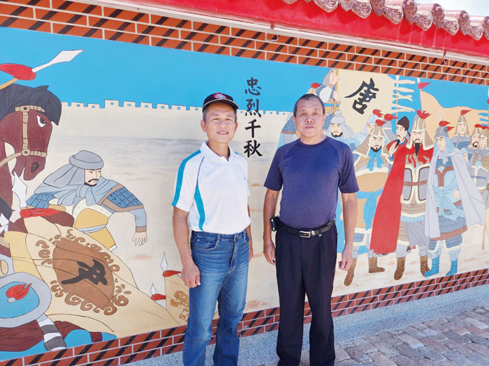 楊佳廣博士（左）為雙忠廟左側照壁完成重新彩繪。（蔡麗玉攝）