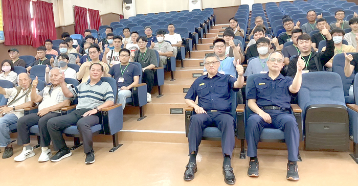 縣警局辦理替代役備役役男治安維護組訓練，局長黃壬聰到場為役男加油打氣並合照。　　（縣警局提供）