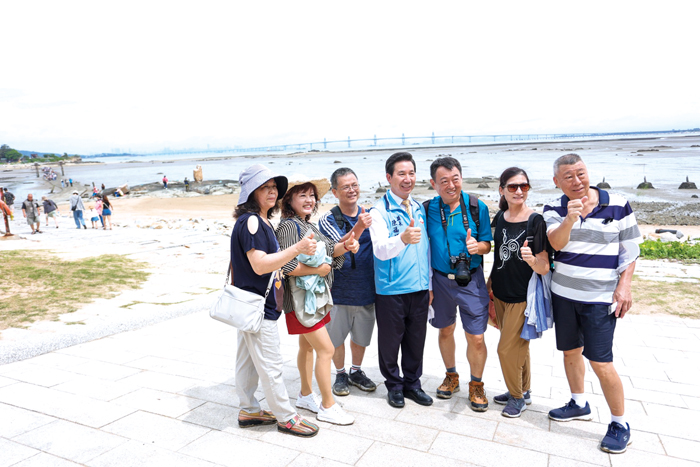 縣長陳福海致力於打造金門美好觀光景點與環境，歡迎遊客來金門玩。（薛子軒攝）