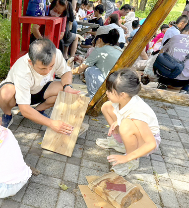 木育互動學習館辦「穿鞋椅」木作活動。(林務所提供)