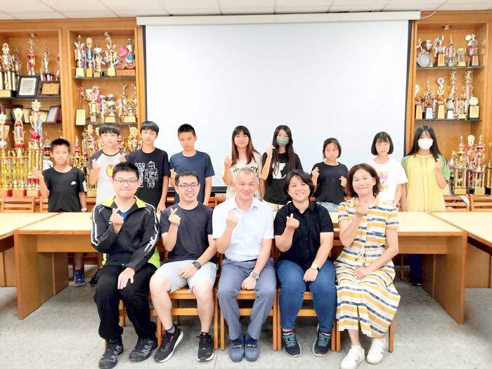 寧中小國中部暑期文學營結業式合影留念。(寧中小提供)