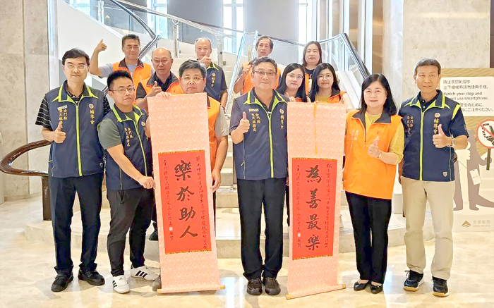劉信義處長與金寧隊志工合影。
(榮服處提供)