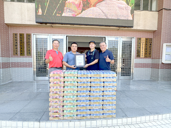 雨川食堂慰問金城鎮清潔隊,感謝隊員對轄區整潔的努力。(金城鎮公所提供)