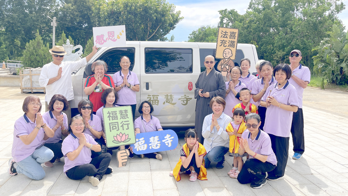 台灣居士捐贈一輛法務用車給福慧寺。
(陳麗妤攝)