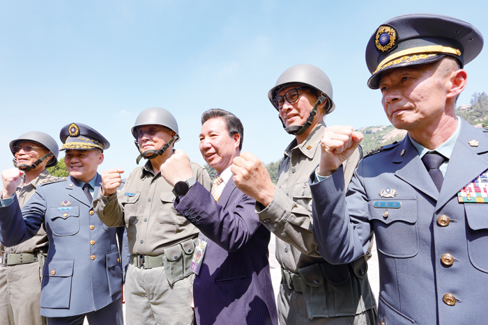國軍緬懷823戰役67週年在金門舉行追思祭悼活動,由陸軍司令部司令呂坤修上將主持,金門縣長陳福海率地區各界出席,太武山下,香煙繚繞,場面莊嚴肅穆。(薛子軒攝)