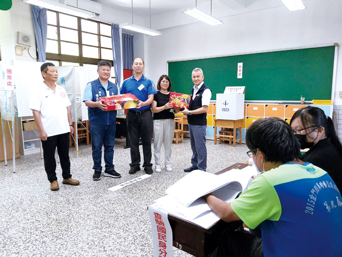 金寧鄉長(左二)慰問金寧鄉選務人員。(鄉公所提供)