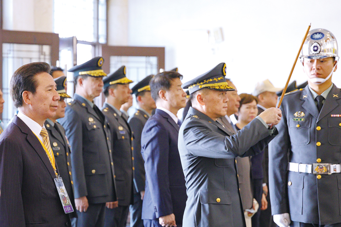 國軍緬懷823戰役67週年在金門舉行追思祭悼活動,由陸軍司令部司令呂坤修上將主持,金門縣長陳福海率地區各界出席,太武山下,香煙繚繞,場面莊嚴肅穆。(薛子軒攝)