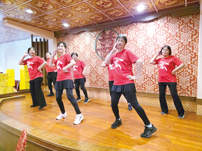 志工登台演出。(許峻魁攝)