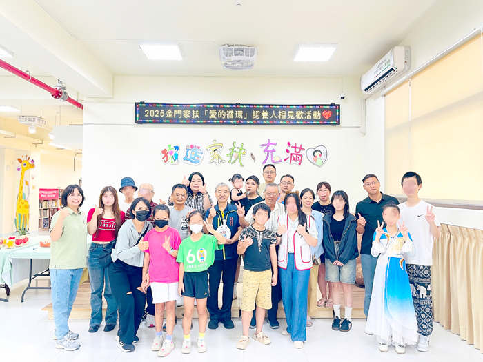 認養人到場表達對孩子的關心與祝福。（金門家扶中心提供）