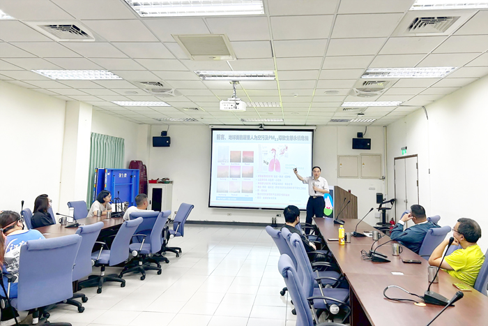 金門縣環保局邀嘉南藥理大學環境工程與科學系教授蔡瀛逸,在環保局會議室主講「室內空氣品質法規與巡查管理實務」課程。(莊煥寧攝)