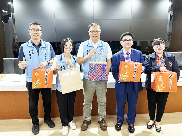 菲律賓駐台代表處馬尼拉經濟文化辦事處高雄分處勞工辦事處代表團一行拜會縣府，受到副縣長李文良、社會處長王茲繐、副處長王智育等人歡迎。（莊煥寧攝）