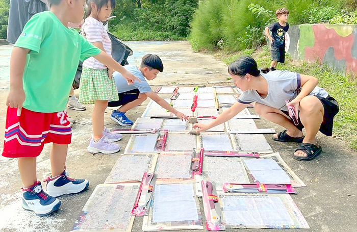 金門植物園推出「紙想告訴你」主題活動,認識「紙」的多元面貌與環保價值。(林務所提供)