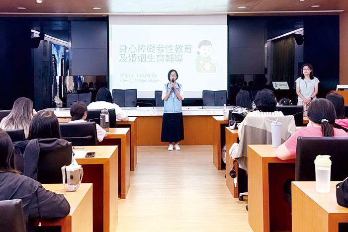 縣府辦理「114年度強化身心障礙者社工專業知能教育訓練」,社會處處長王茲繐致詞。(縣府提供)