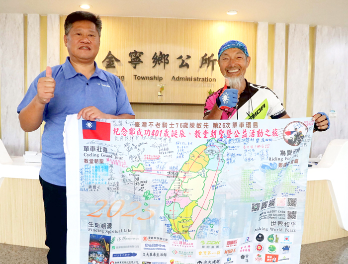 不老騎士76歲陳敏先拜訪金寧鄉長楊忠俊。(鄉公所提供)