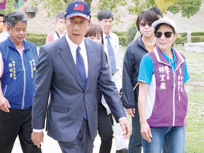 郭台銘2年前走進古寧頭和平園區,發表中英文版「和平宣言」,讓人留下氣宇軒昂的深刻印象。(李金生攝)