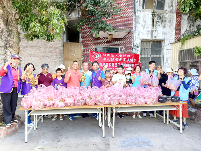 金門縣身心障礙者家長協會,在舊公所前廣場舉辦「愛心龍眼義賣活動」,志工及民眾到場協助和採買,金湖鎮鎮長陳文顧、金湖鎮民代表會主席蔡乃靖、新市社區發展協會理事長林麗芬等也到場參與採購,用行動表達支持。(金門縣身心障礙者家長協會提供)