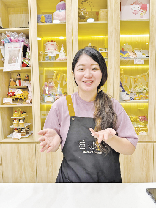 李玟以甜美的笑容與溫柔的口氣，讓大小朋友都在烘焙過程中找到樂趣，也因此吸引了許多熟客成為「自由作」的常客。（攝影：邱翌瑄）