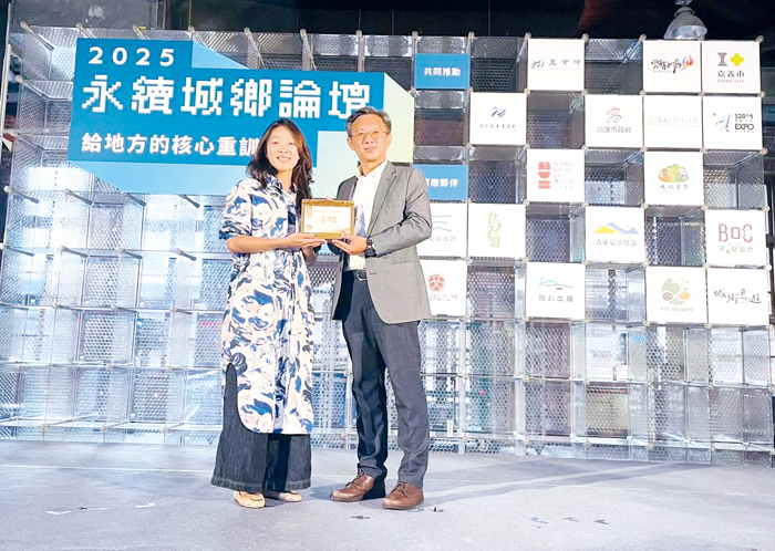 縣府觀光處長許績鑫代表赴台領獎,由微笑台灣總監李佩書頒發獎狀。(縣府提供)