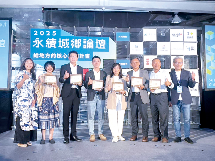永續旅遊準備度調查得獎縣市代表與主持人大合照。(縣府提供)
