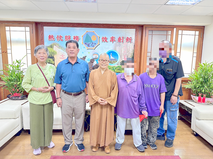真化師父赴金湖鎮,代表海印寺致贈身障家庭慰問金。(公所提供)
