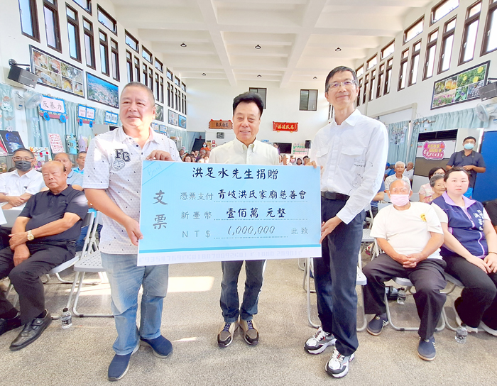 洪瑞昌（左）代父捐款，議長洪允典（中）以青岐洪氏家廟慈善會理事長的身分代表接受。（蔡麗玉攝）